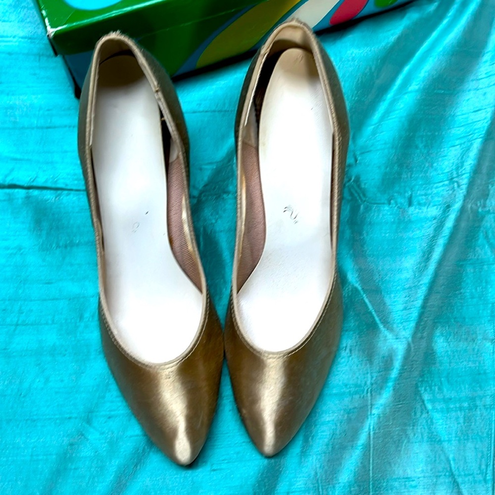 PEACOCKS WOMEN’S VINTAGE 2” HEELS / GOLD SATIN / US SIZE 9B